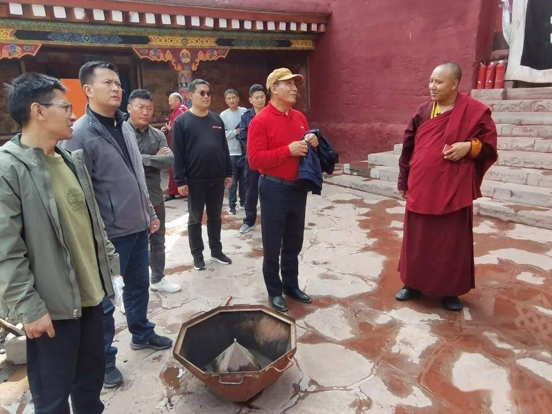 曲扎同志一行先后深入波罗寺和瓦拉寺,通过实地走访,召开座谈会,查阅