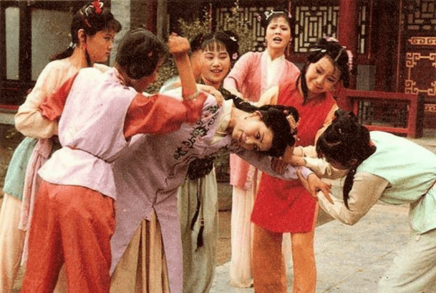 梅香拜把子都是奴几 芳官和赵姨娘都在意自己的身份 却在互相伤害