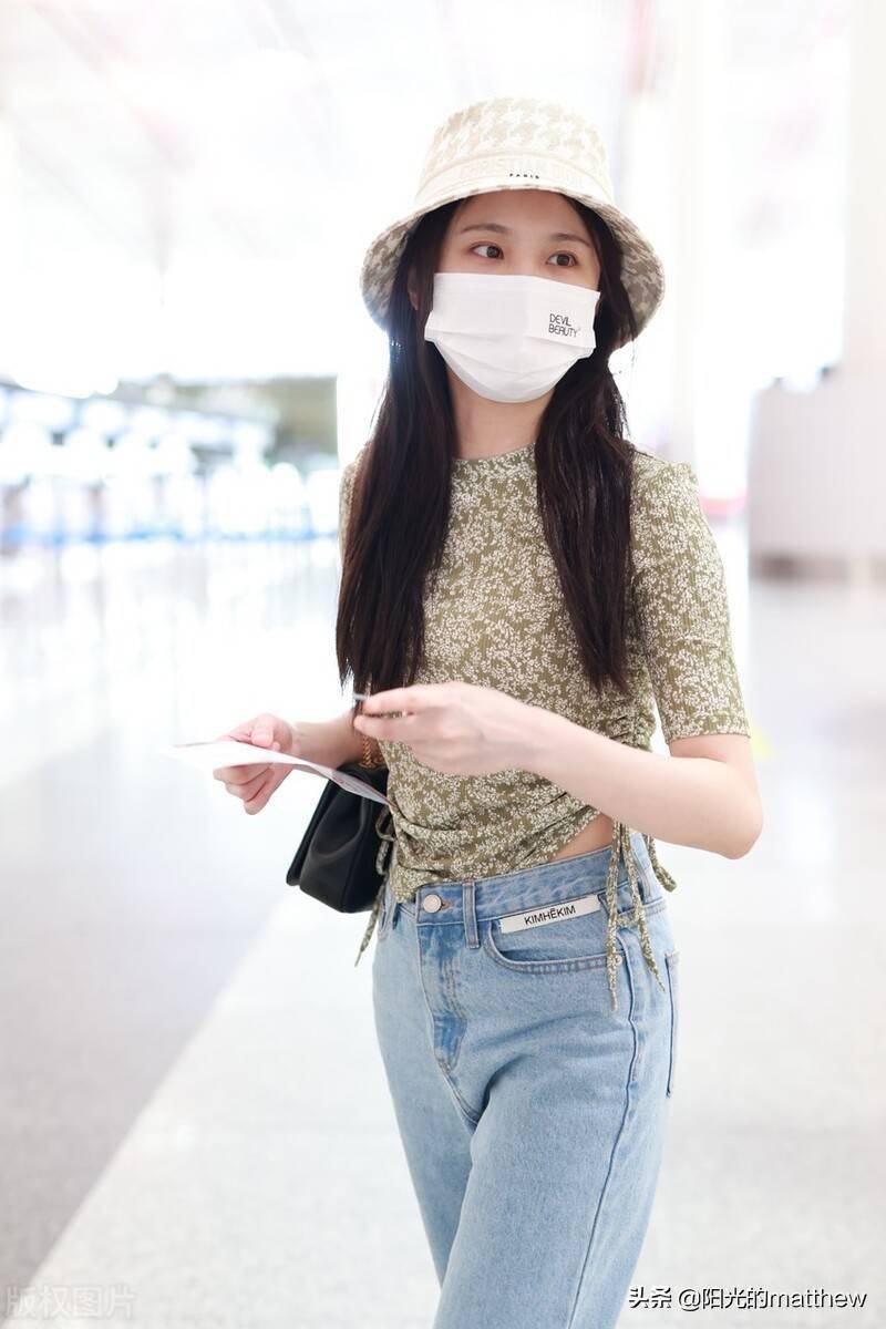 张慧雯渔夫帽搭印花t恤牛仔裤 灵动可爱俏皮漂亮_张慧雪_机场_牛仔裤