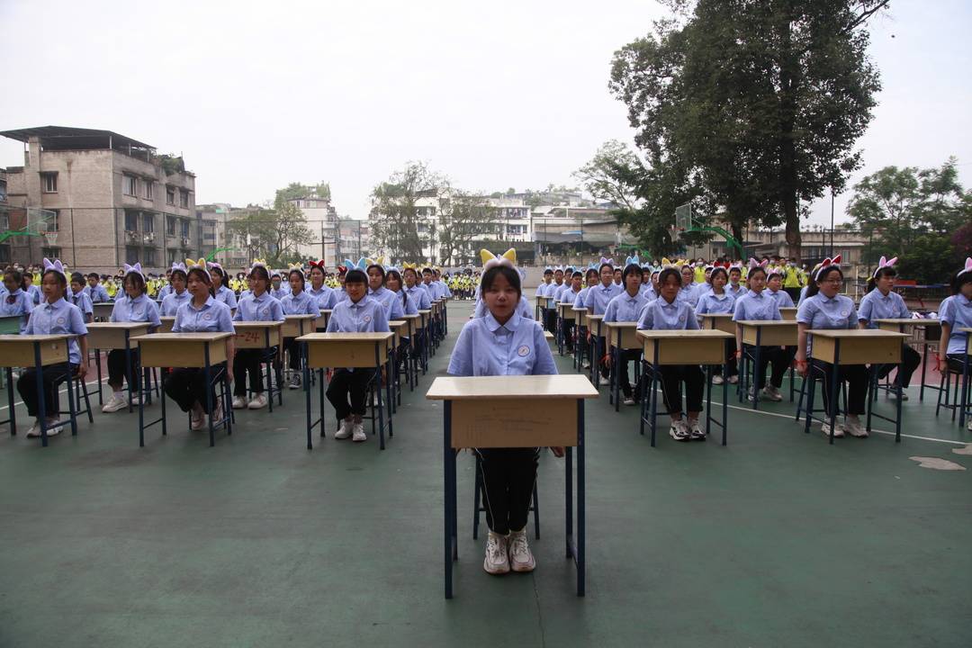 四川内江七中举行端午节系列活动 室内操比赛强身健体 包粽子体验传统