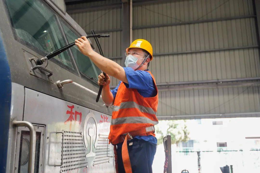 在这里 火车头居然可以做"眼部spa"_机车_顾晓宇_进行