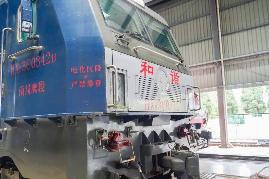 在这里 火车头居然可以做"眼部spa"_机车_顾晓宇_进行