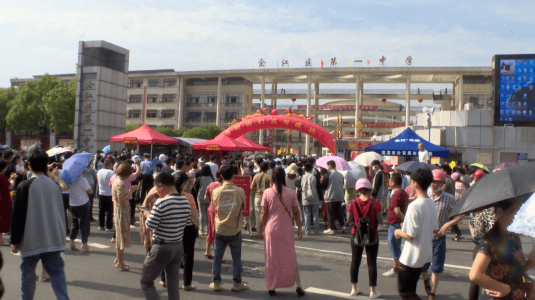 餘江區02月湖區高考報名總人數為3197人,實際參加高考考生3010名,設