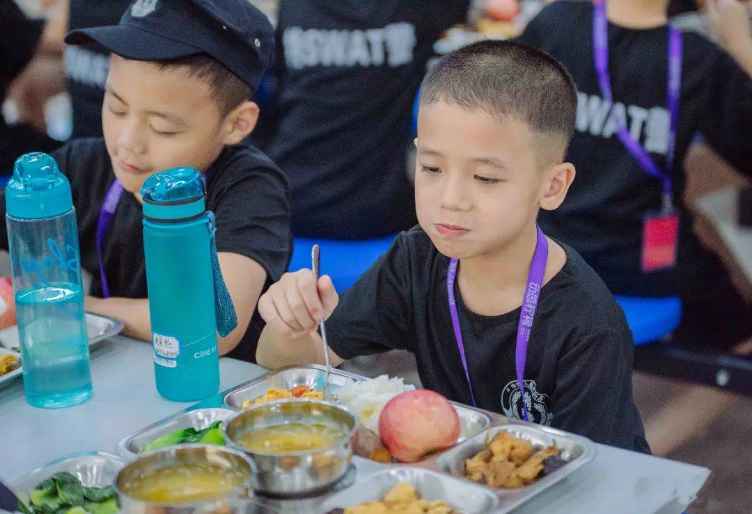 夏令营 酷炫的军事营来啦！少年们星空体育app登录入口快来当一名又帅又飒的“特警(图35)