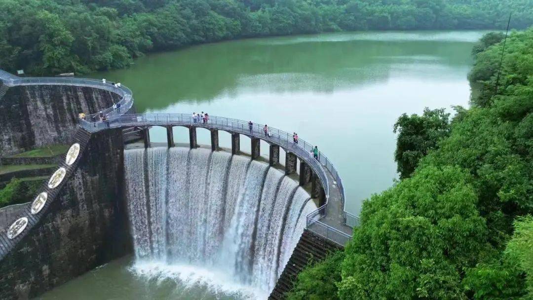 平桥石坝雨后飞瀑气势如虹