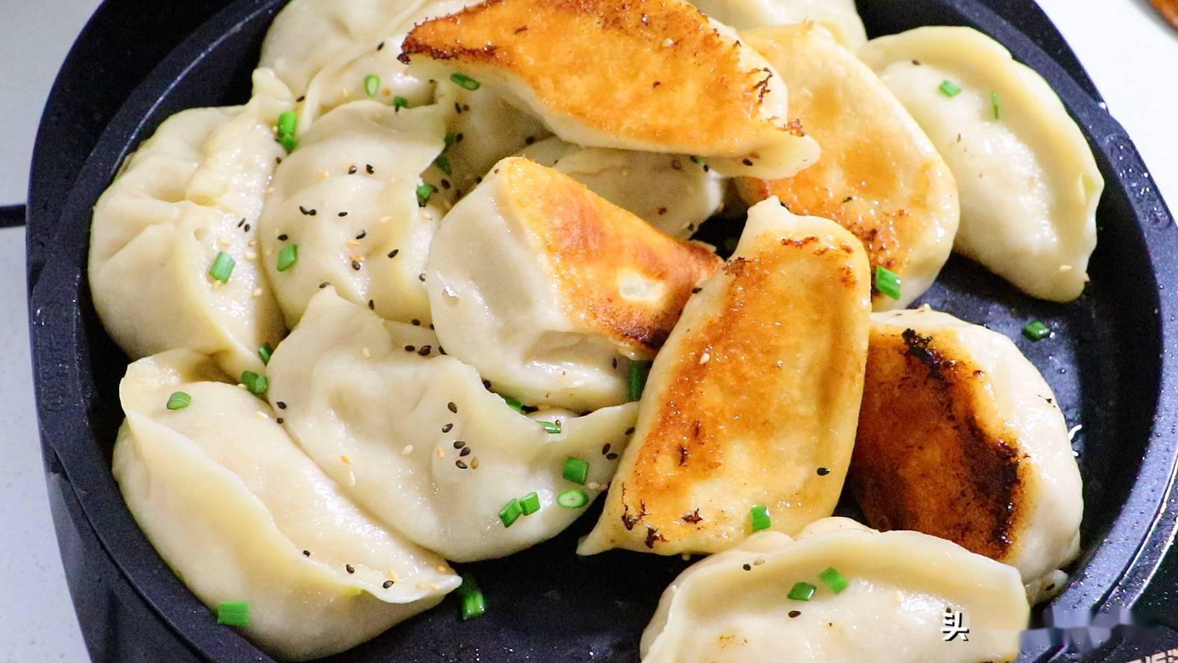 包菜别再炒着吃了教你做鲜肉锅贴底部金黄酥脆鲜香又好吃