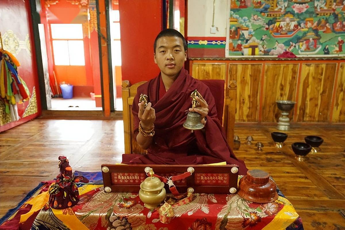 玉树看庙:结古寺的僧人为什么光脚走路?夏安居怎回事你知道吗?_寺院_