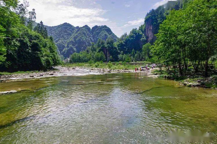 这便是深藏在大巴山群峰脚下的云河,它属汉江支流养家河上游的一段.