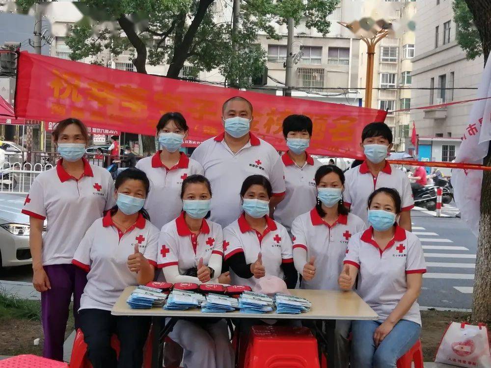 在南昌县莲塘二中考点,红十字志愿者们在此设置爱心服务站.