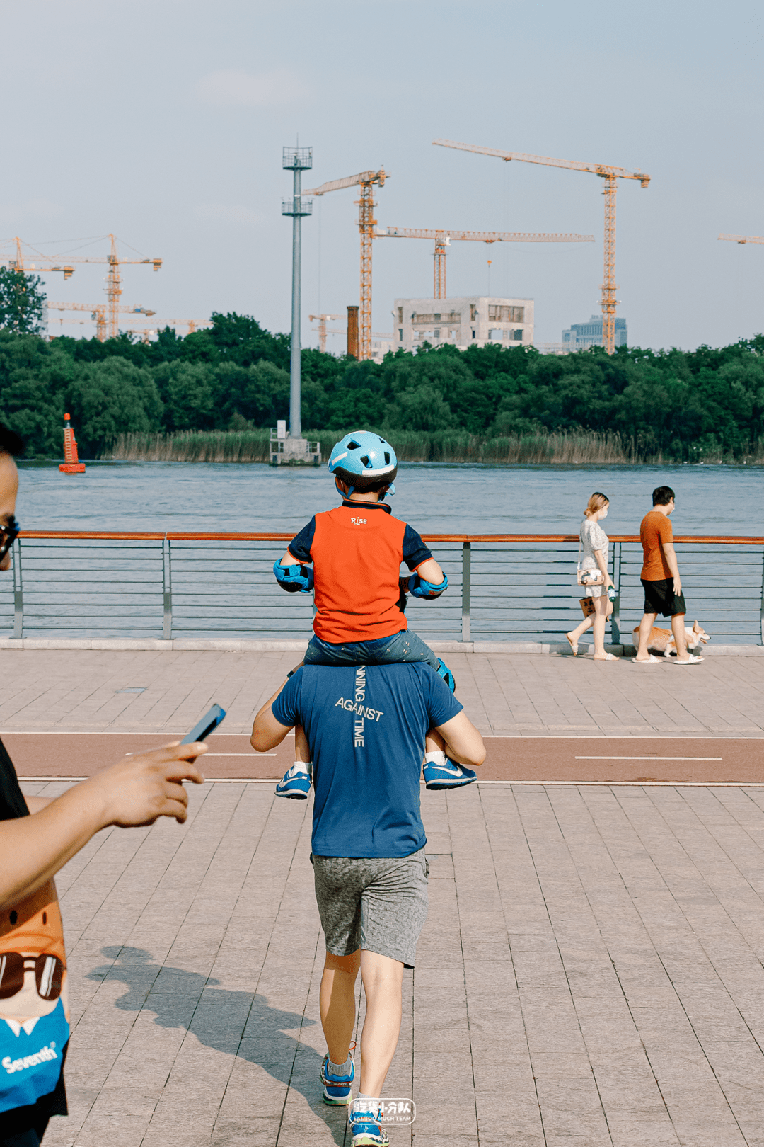 上海人在徐汇滨江报复性野餐