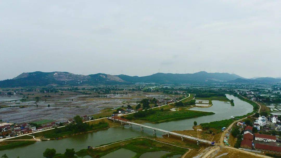 "朱桥乡农路办主任江斌介