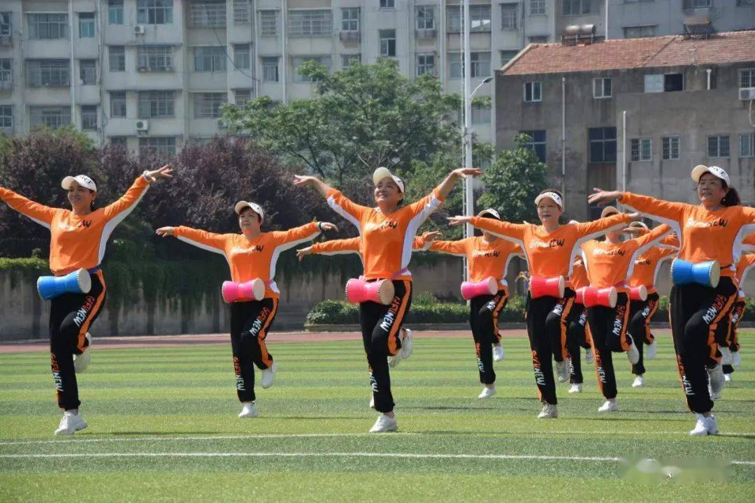 云梦百人同跳广场舞全民健身靓风采