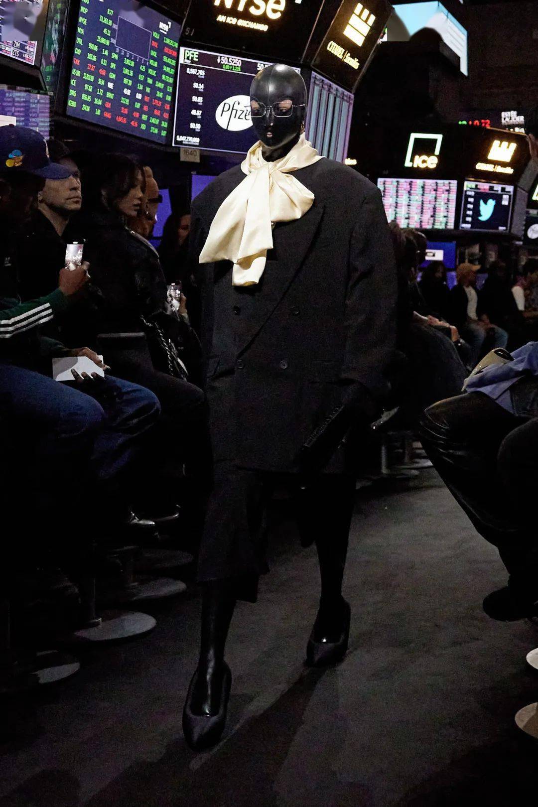 balenciagaxadidas乳胶衣头套街头潮流