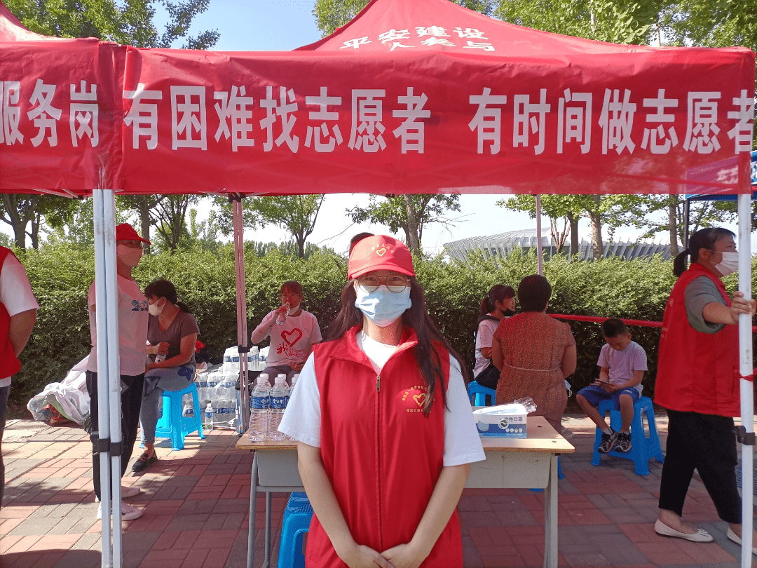 助力高考一家亲志愿者去年我是考生今年我为高考助力