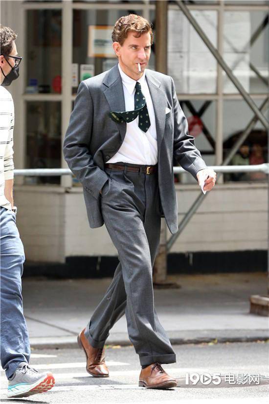 布莱德利库珀音乐大师热拍中造型沉稳干练