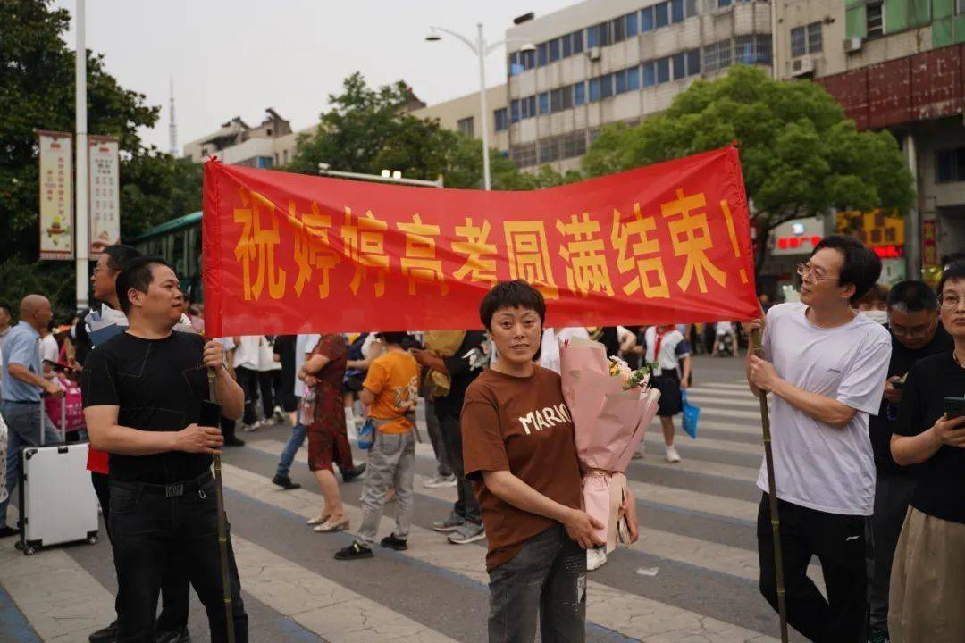 丹阳高考今日结束满屏笑容与鲜花好好放松吧孩子们