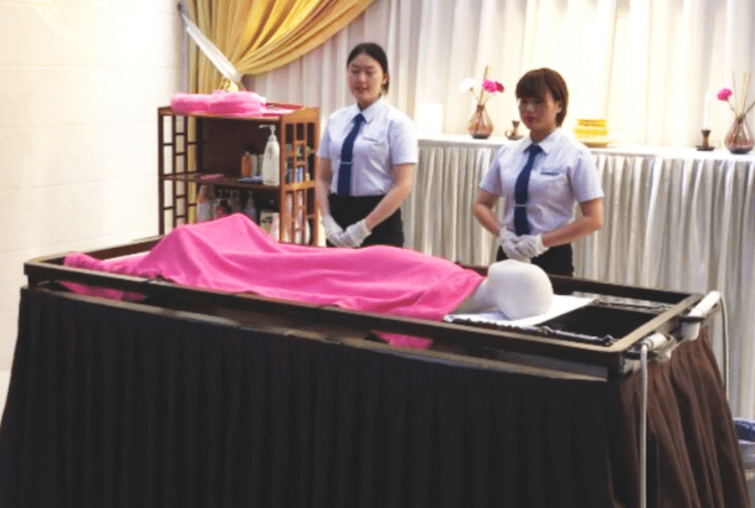 80后入殓师赴日学习9年擅长故人沐浴坚持不用手直接触摸遗体