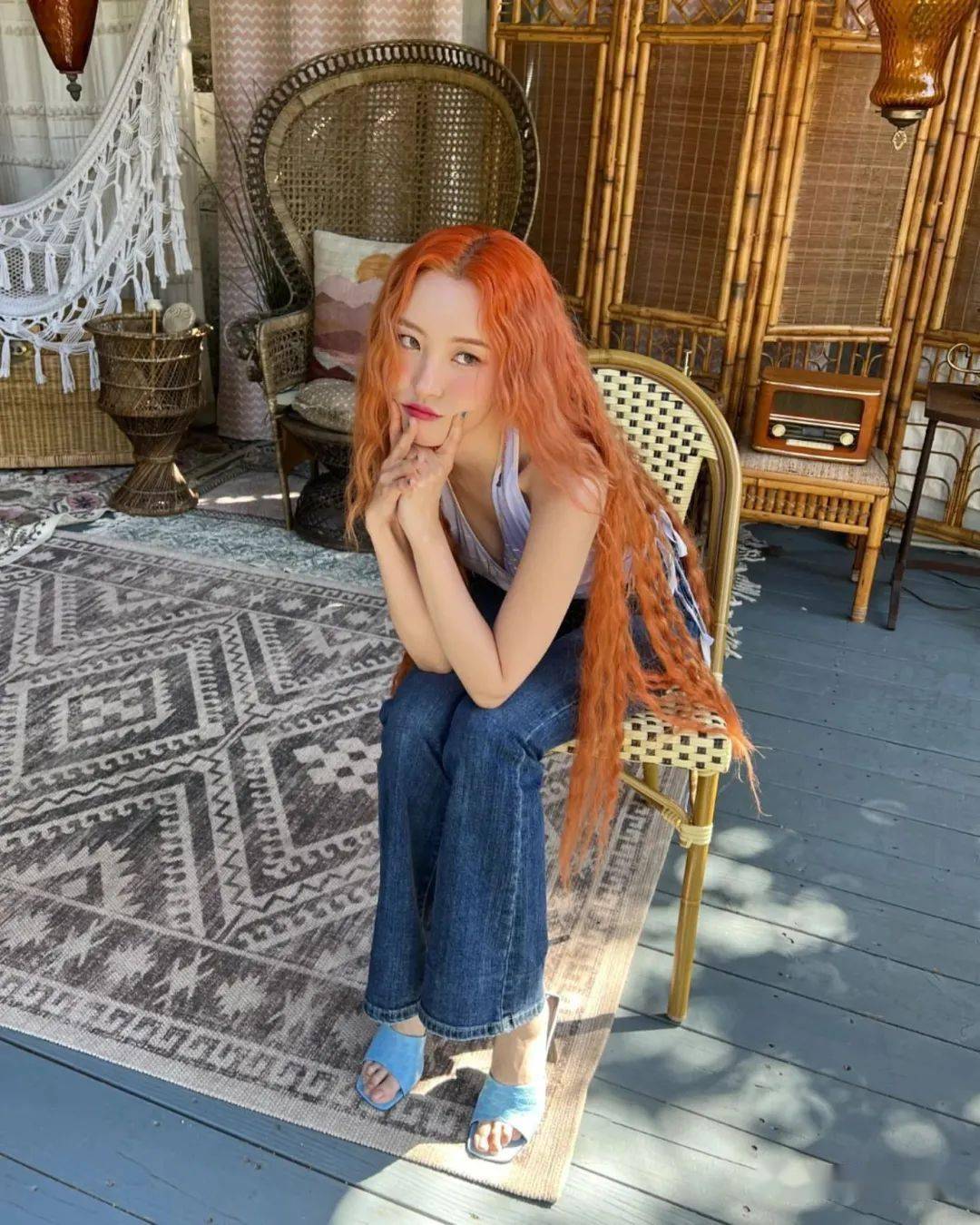 蓝色高跟凉鞋完成了时髦时尚的宣美,透露出可爱的一面,橙色的波浪发型