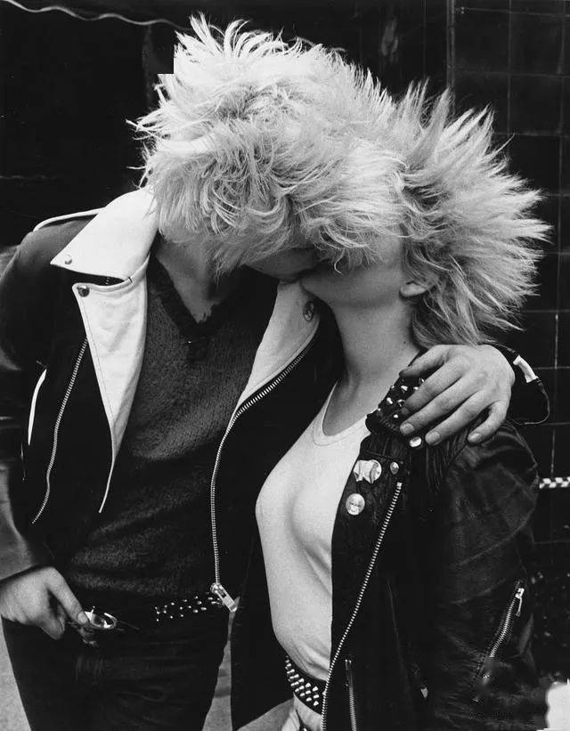 乐队经纪人马尔科姆和妻子薇薇安贝斯手sid vicious也是性手枪中最有