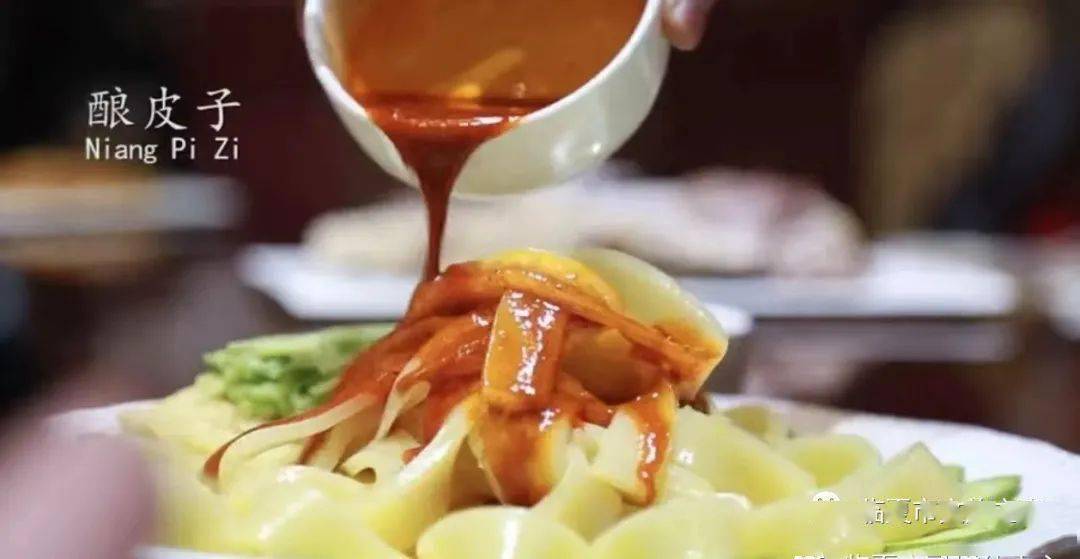 临夏的水洗酿皮深受大家喜爱,与别处的凉皮不同,临夏的水洗酿皮味道