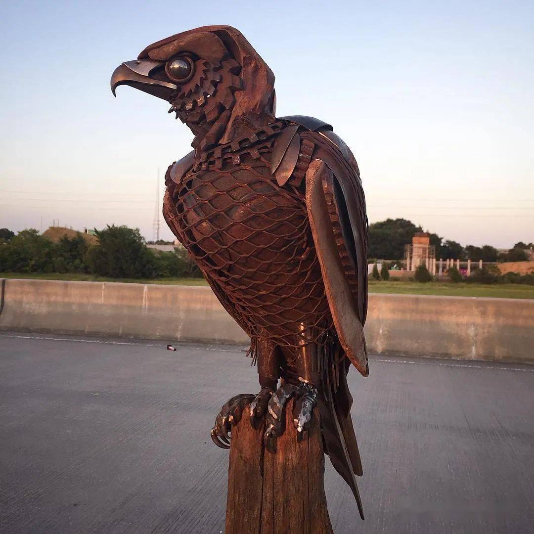 随着不断练习,一只怒目远眺的大雕,在锈迹斑斑的钢铁丛中铁骨铮铮地