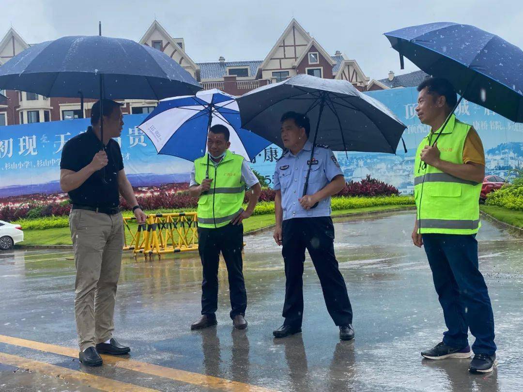 领导调研北流市副市长钟伟新到北流公路辖区路段调研指导公路安全设施
