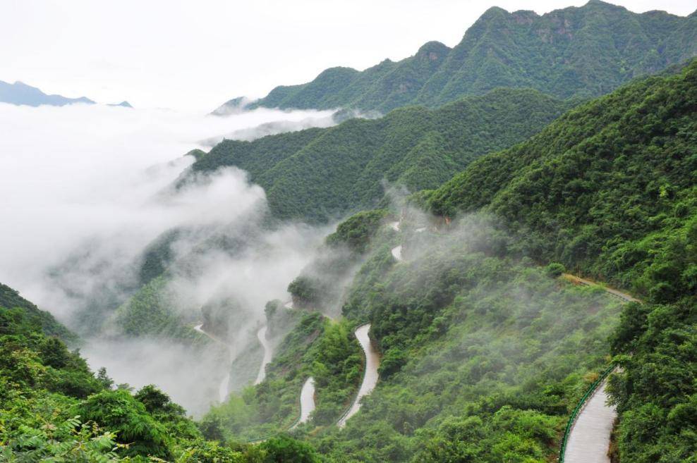 獨居一偶,因有盤山酷似川藏線的七十二拐,人稱小西藏,是安徽涇縣