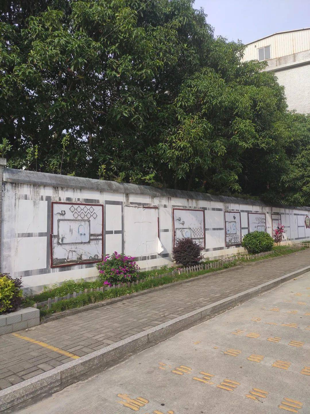 里仁小学门口宣传栏破损靠近长山碧水隔离护栏破损长山湖广场保洁人员