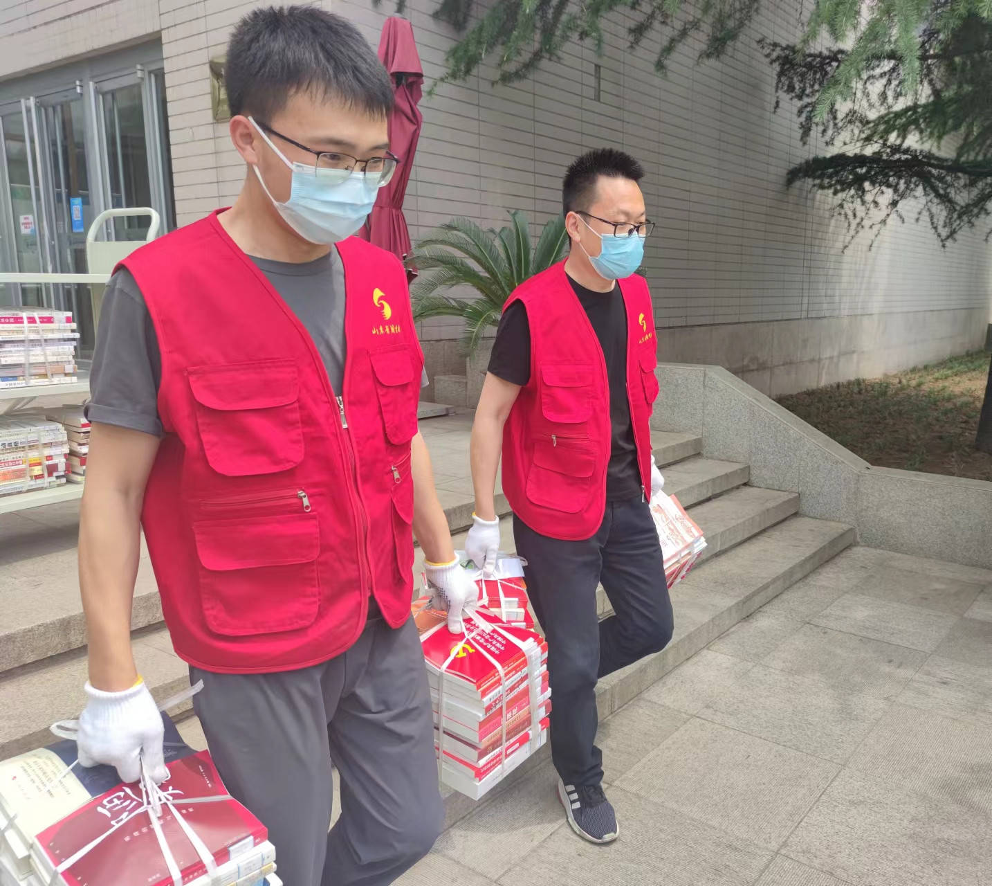 山东省图书馆:为民办实事 送服务上门_读者_盲文_李鑫