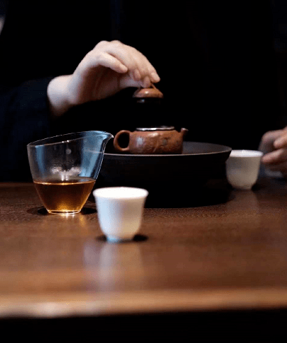 产品图喝茶,让我们的朋友圈升值正所谓:万丈红尘三杯酒,千秋大业一壶