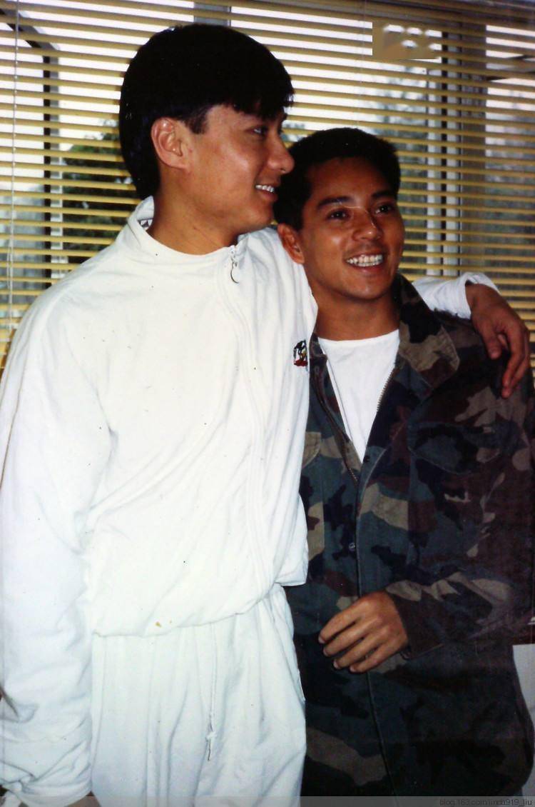 那个时候像刘德华,郭富城其实在身高上还是略微有点不足的,而林俊贤的