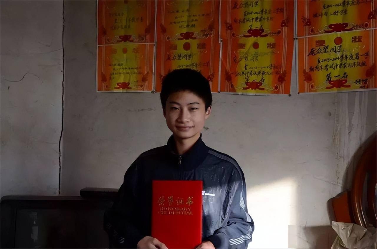 2017年河北高考状元庞众望父母双残捡过破烂以744分考上清华