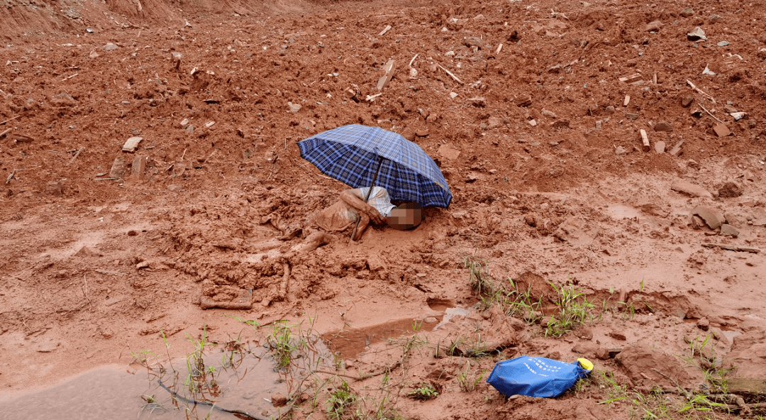 急于都一七旬老人深陷泥潭