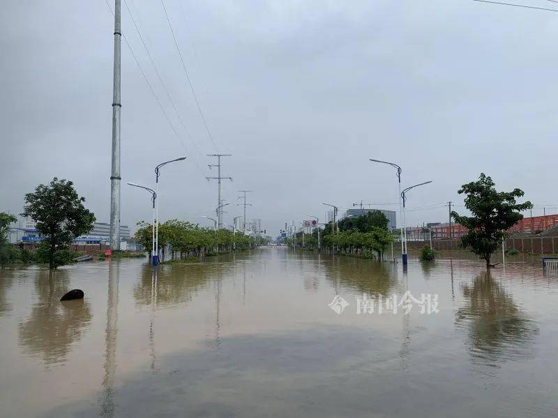 暴雨袭城柳州这些低洼路段被淹不少车辆被泡