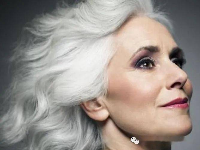 女人梦中白发初现,解析梦境背后的情感与健康密码 女人梦中白发初现,解析梦境背后的情感与健康密码