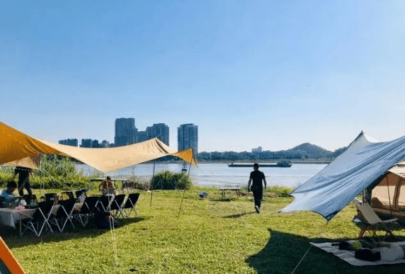 广州喜欢露营的朋友注意：“公园草坪搭帐篷需预约”！