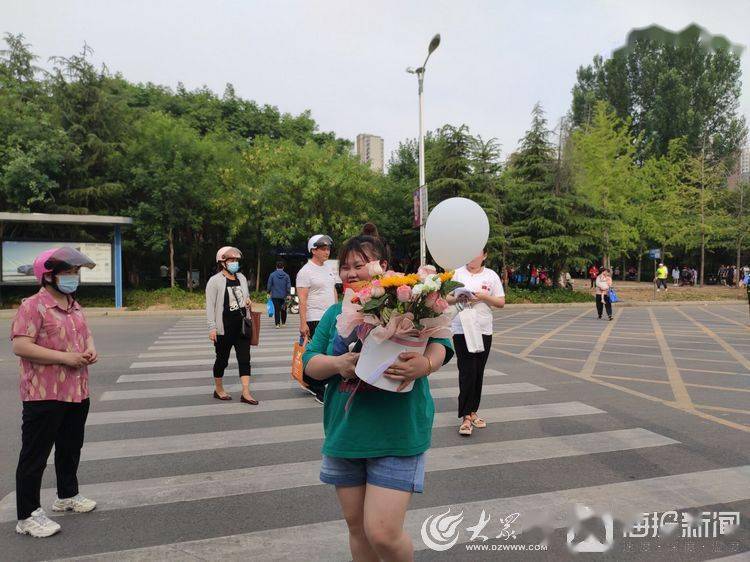 高考第三天考试结束 枣庄八中南校考点考生走出考场_家长_孩子_花束