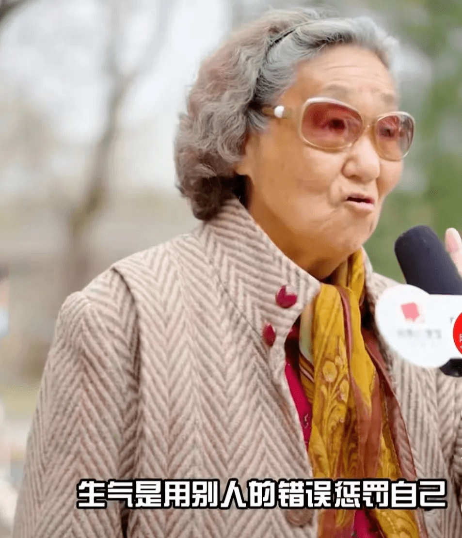 聊到长寿,老教授说她刚从香山徒步回来,因为如今岁数大了,不能像年轻