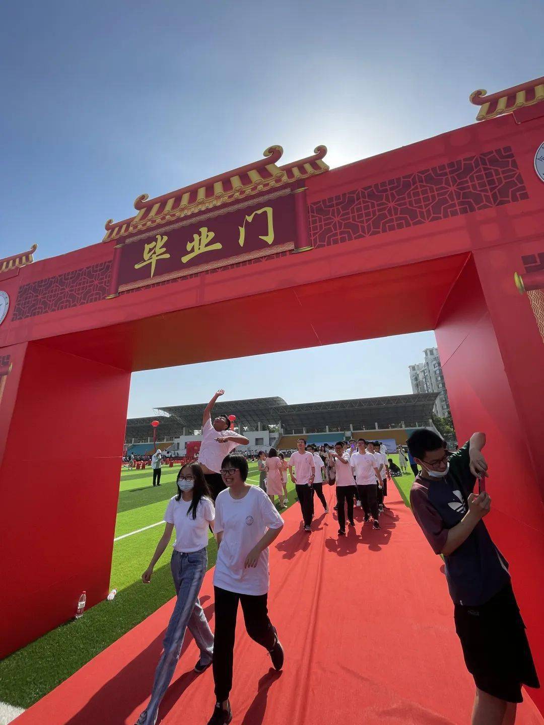 从2022届全体高三年级学子跨过毕业门的那一刻起,母校和老师就成为