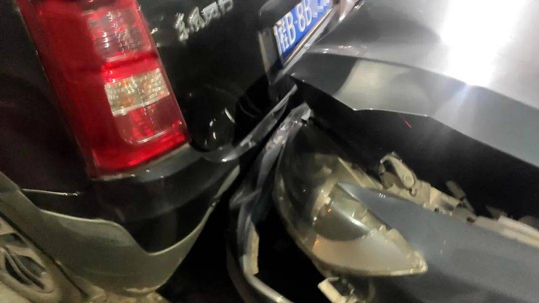 8时20分左右,莲花山隧道内往柳东方向又发生6车追尾事故:一辆灰色"