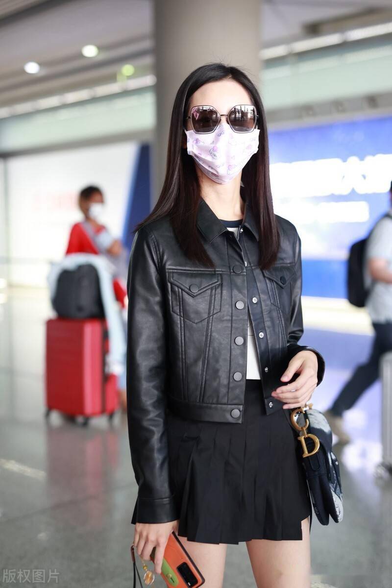 街拍陈都灵百褶短裙包袋甜酷十足