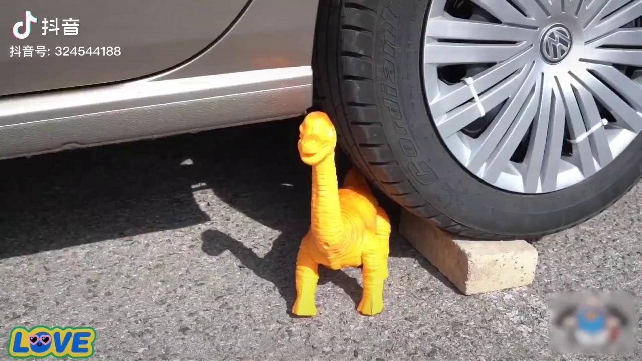 海绵宝宝和西瓜做游戏 西瓜输了 游戏惩罚是什么 解压玩具 汽车碾压