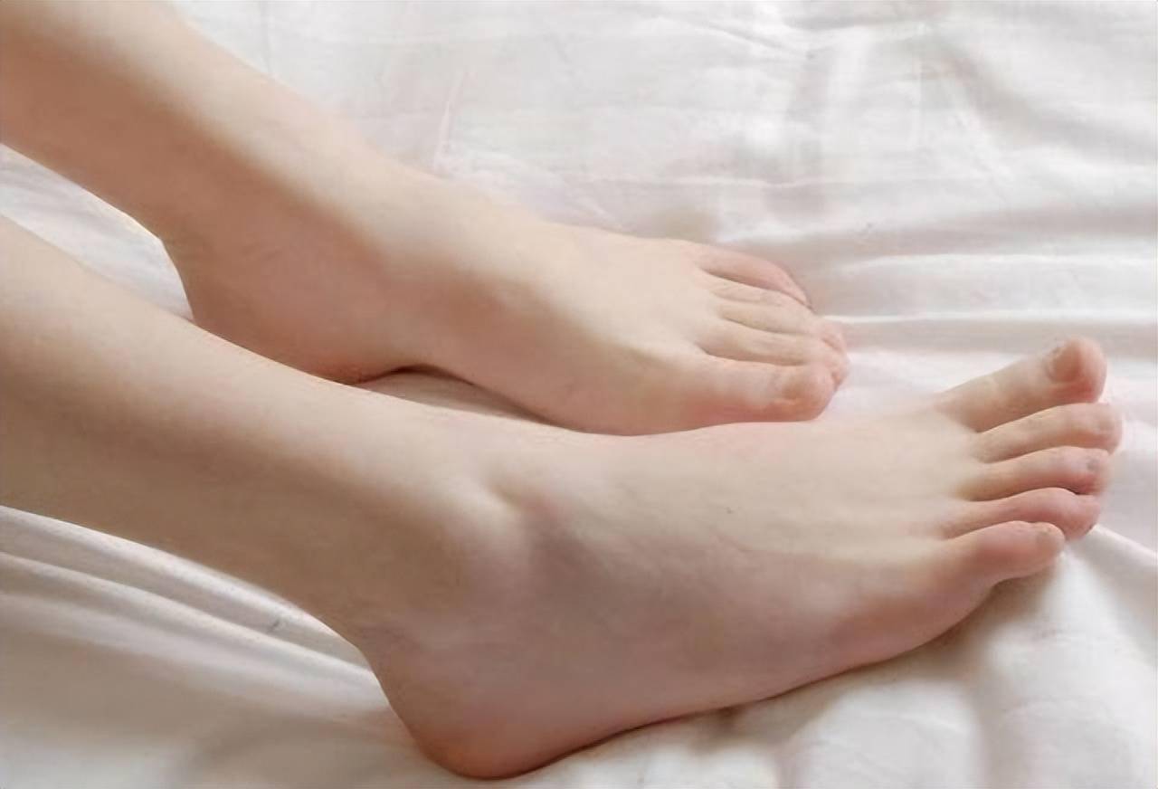 寿命长不长不妨低头看看脚长寿的女性脚上4个地方很明显