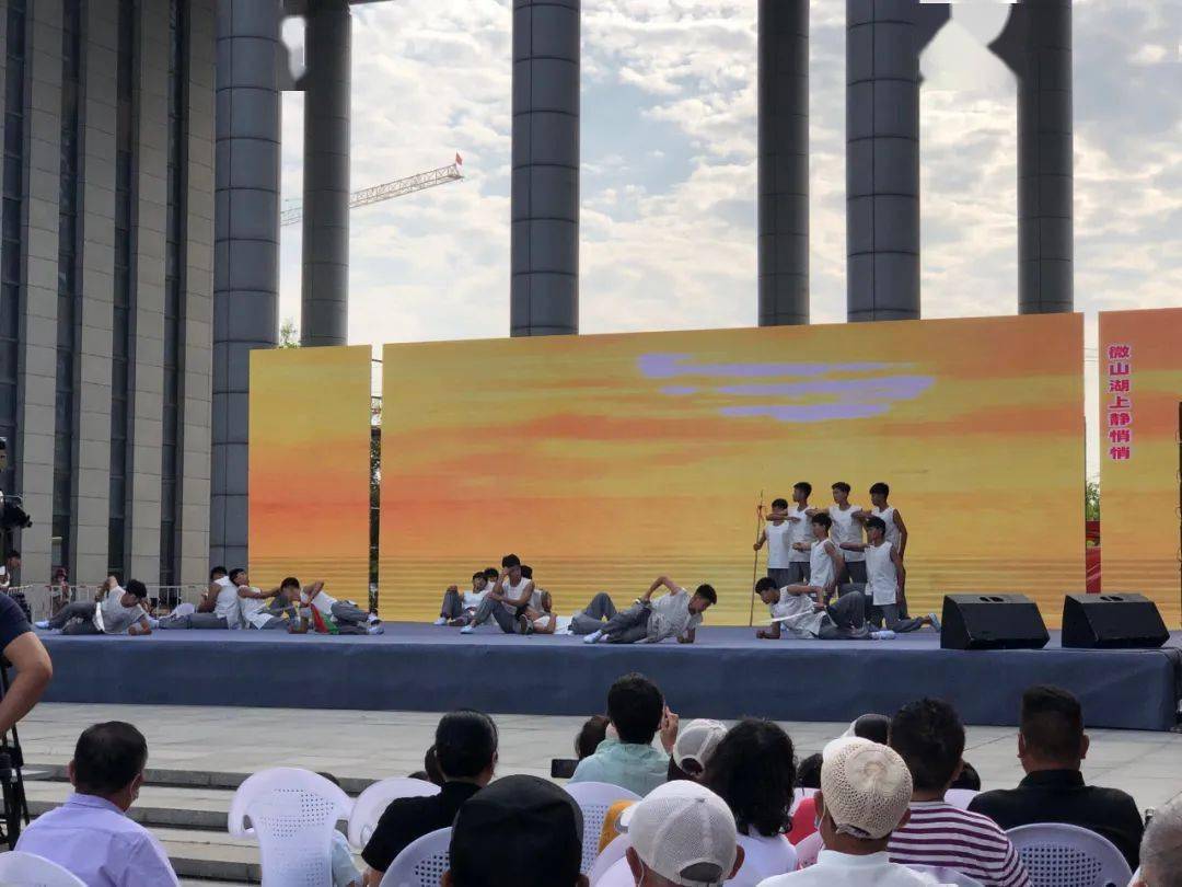 沛县孟坑少林武校带来了武术表演《微山湖畔"小武队"》.