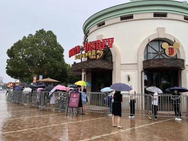 迪士尼世界商店开门，有人冒雨6点就来排队了！星黛露最抢手→