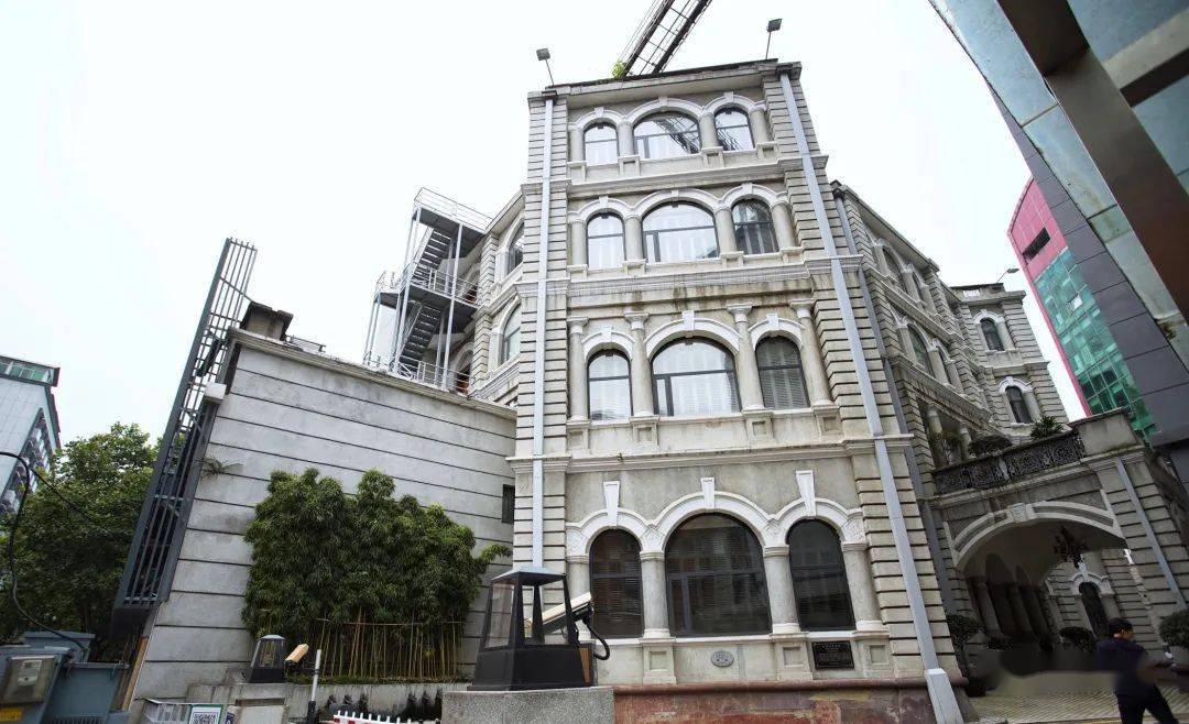 5,俄国领事馆,建于1904年,位于洞庭街62号;属东南亚殖民建筑风格,设计