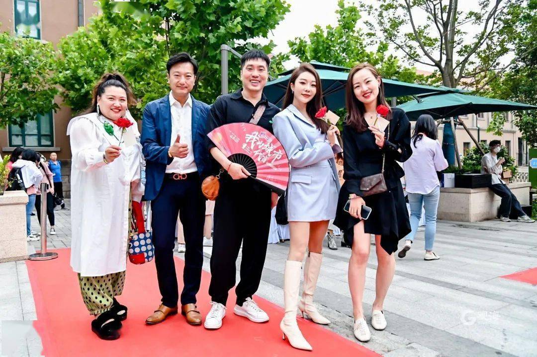 大v网红集体晒图同城热搜第一传播量超两千万青岛网红节引全网围观