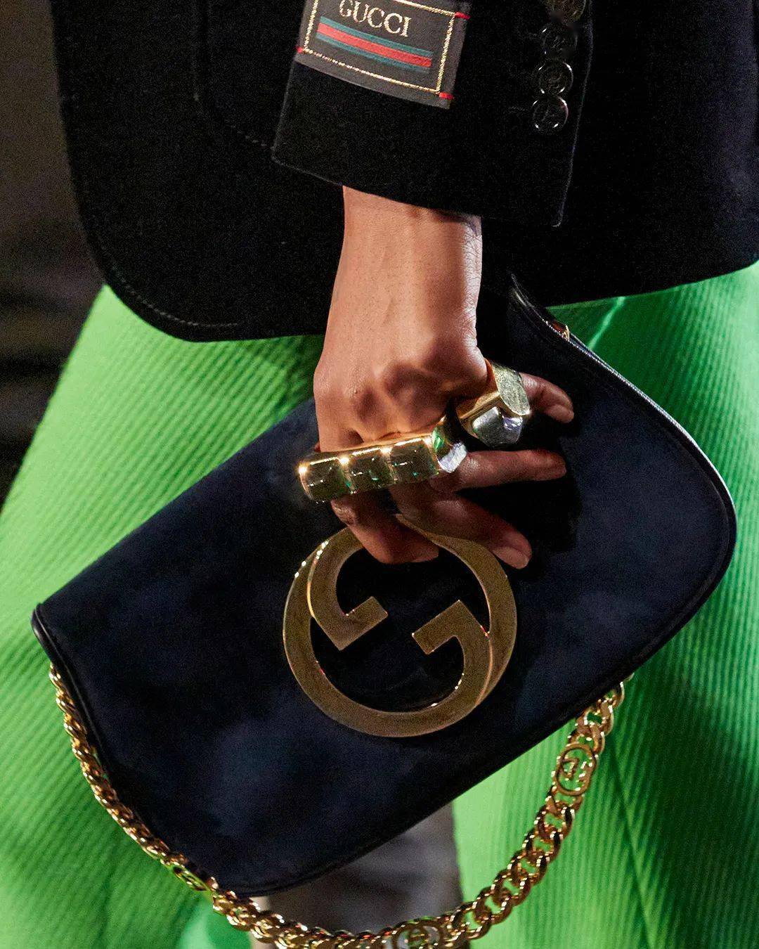 多功能邮差包廓形从气质与实用性角度看都是中古爱好者的心动之作