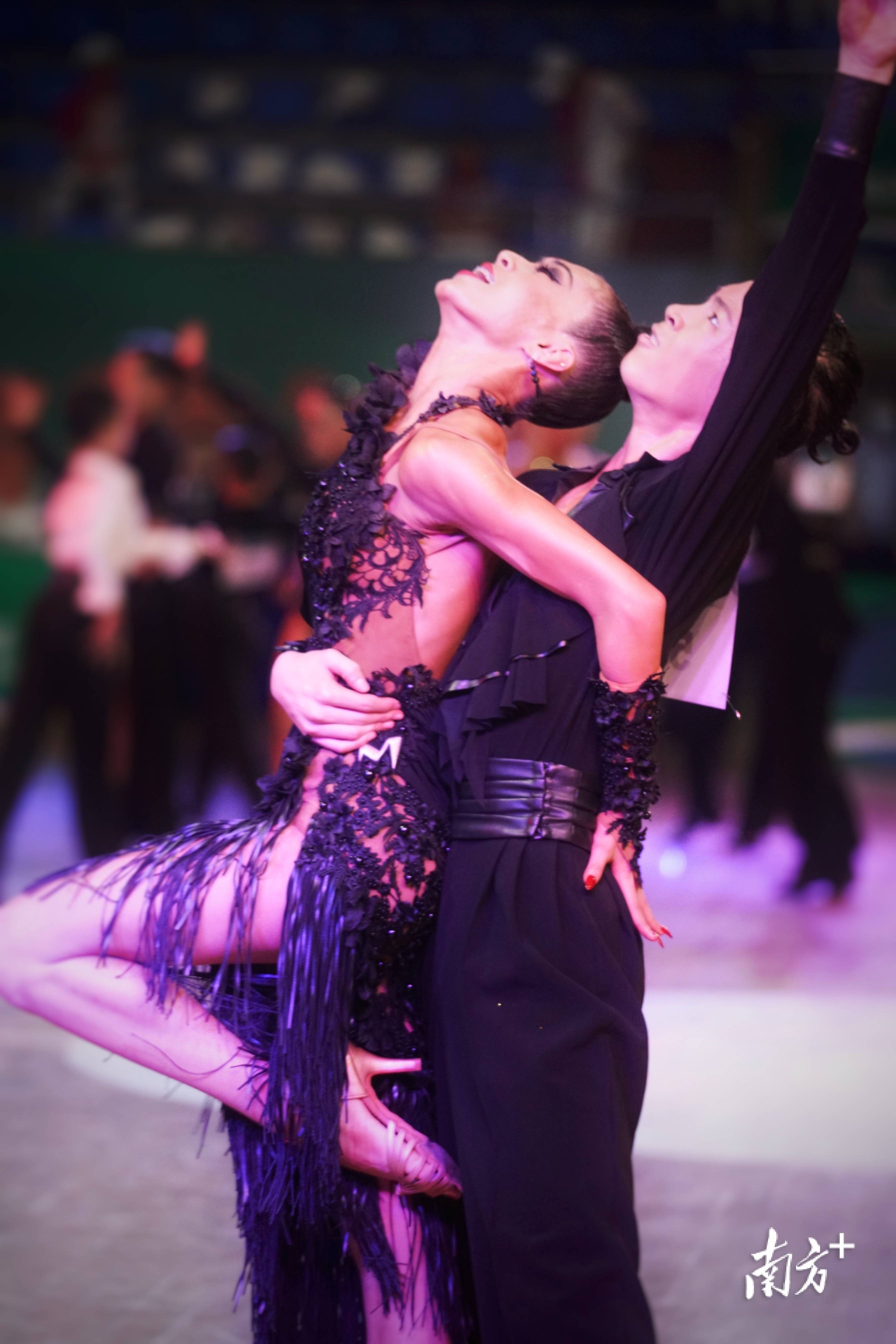 图集舞步翩翩舞姿摇曳一起来欣赏体育舞蹈的魅力吧