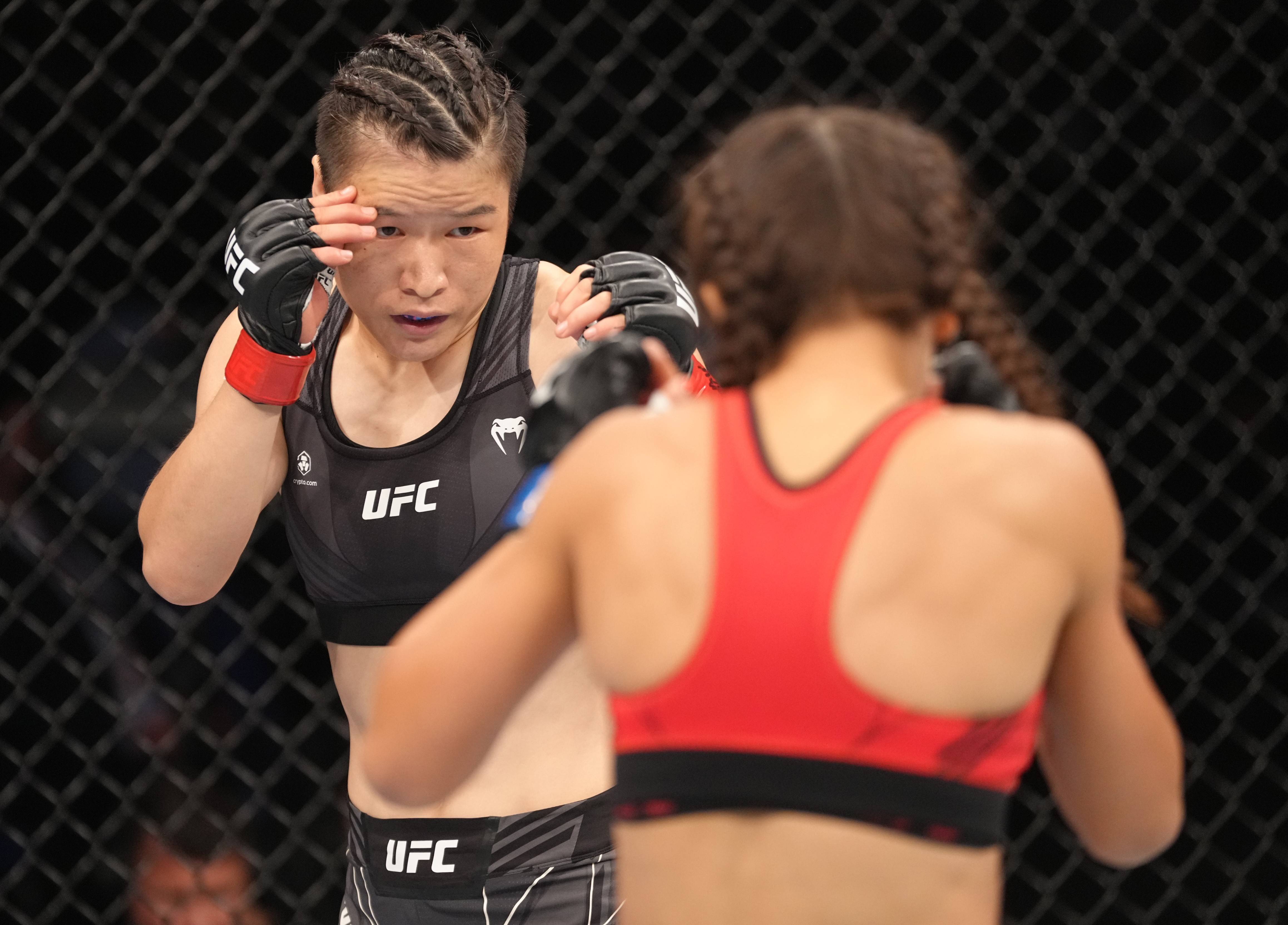 2022年6月12日6月12日,张伟丽(左)和乔安娜·耶德尔泽西克在比赛中